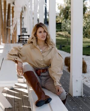 Anna Klinskaya Instagram - Люблю свою жизнь за то, что постоянно встречаешь разных талантливых людей и имеешь возможность с ними поработать❤️
Спасибо крутой команде:
Ph: @vtumane_photo 
Style: @stasia_style 
Muah: @by_mashakostrova