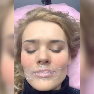 Anna Klinskaya Instagram - #PRO 💄перманентный макияж

Долгожданный пост.
Прошло достаточно времени и я готова искренне поделиться своими впечатлениями….
Задала важные вопросы моему мастеру Ольге, @pm_knyazeva 🥰
👄ТАТУАЖ И ПЕРМАНЕНТНЫЙ МАКИЯЖ РАЗНИЦА?
Татуаж - это татуировка, которая делается на всегда и ее очень сложно вывести, если тебе надоело.
Перманентный макияж - держится от 2 до 6 лет. Делается менее болезненно и пигмент вводят в верхние сои кожи.
ПРОТИВОПОКАЗАНИЯ
- беременность
- вирусные заболевания
- плохая свертываемость крови
- рак, ВИЧ, воспаления
- на время лечение антибиотиками
👄ПОДГОТОВКА К ПРОЦЕДУРЕ:
- до процедуры нужно отказаться от алкоголя, энергетических напитков
- если у вас бывает герпес, пропить лекарства устраняющие его( ацикловир, герпевир)
- за несколько дней не принимать аспирин, антибиотики, применять перекись водорода, спиртосодержащие препараты
- губы не должны быть сухими, наращенные ресницы сняты, косметические процедуры не рекомендуется выполнять на брови(покраска, скрабирование, пилинги)
👄 НА ЧТО ОБРАТИТЬ ВНИМАНИЕ ПЕРЕД ПРОЦЕДУРОЙ?
- перманентный макияж не увеличивает губы и не меняет форму, максимум 1-2 мм
- опытный ли перед вами специалист
- обязательно обратить внимание на иголку ( она должна вскрываться перед вами)
- обговорить цвет и силу
👄ПОСЛЕ ПРОЦЕДУРЫ?
- в хорошем салоне вам дают средства по уходу за губами
- 2-3 недели нельзя загорать
- 2-3 недели нельзя пользоваться макияжем
👄КОРРЕКЦИЯ?
- советую сразу рассчитывать на коррекцию - первую процедуру лучше  делать не очень ярко, что бы не расстроиться потом
- она нужна для того, что бы заполнить те места пигментов, что кожа не приняла после первой процедуры
- специалист не знает специфику вашей кожи, имунитета и с первого раза может не получиться тот эффект, что вы хотите
- делается через 1мес - 1,5 мес
👄МОИ ВПЕЧАТЛЕНИЯ В КАРУСЕЛИ ➡️