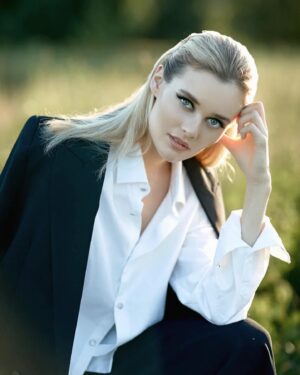 Anna Klinskaya Instagram - 💎 «Что разум человека может постигнуть и во что он может поверить, того он способен достичь»
Наполеон Хилл

Спасибо💙 
💄@urubkova_annet 
📸@lavrova_photo