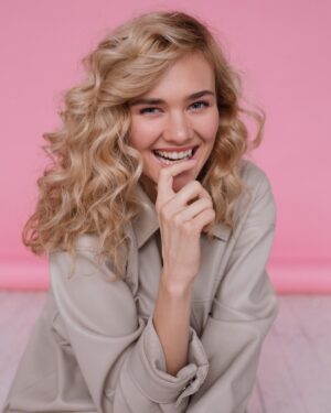 Anna Klinskaya Instagram - 🌸PRO женщин
💎Женщина = природа
Глубокий океан, горные рельефы, альпийские луга, зыбучие пустыни, солнечные джунгли.
💎Женщина = вкус
Вишня, шоколад, лайм, мёд, перец
💎Женщина = запах
Море, цветы, сено, ягоды, дождь, краска.
💎Женщина = погода
Ураган, вихрь, солнце, мороз, знойная жара.
💎Женщина = эмоция
Нежность, тепло, любовь, забота, истерика, смех, страсть, сладость, боль.
💎Женщина = цвет 
Яркость, свет, красный, розовый, травяной, солнечный, небесный.
💎Женщина = цветок
Ромашка, пион, роза, кактус, пальма, тюльпан, лилия...можно продолжать вечно.
💎Женщина - это удивительное произведение природы.
🌻Оставайтесь всегда такими же непредсказуемыми, красивыми, нежными, любящими и любимыми, зажигательными, неповторимыми, восхищаемыми, обворожительными, необычными и великолепными!
💕Вы украшение нашего мира!
С 8 марта💕