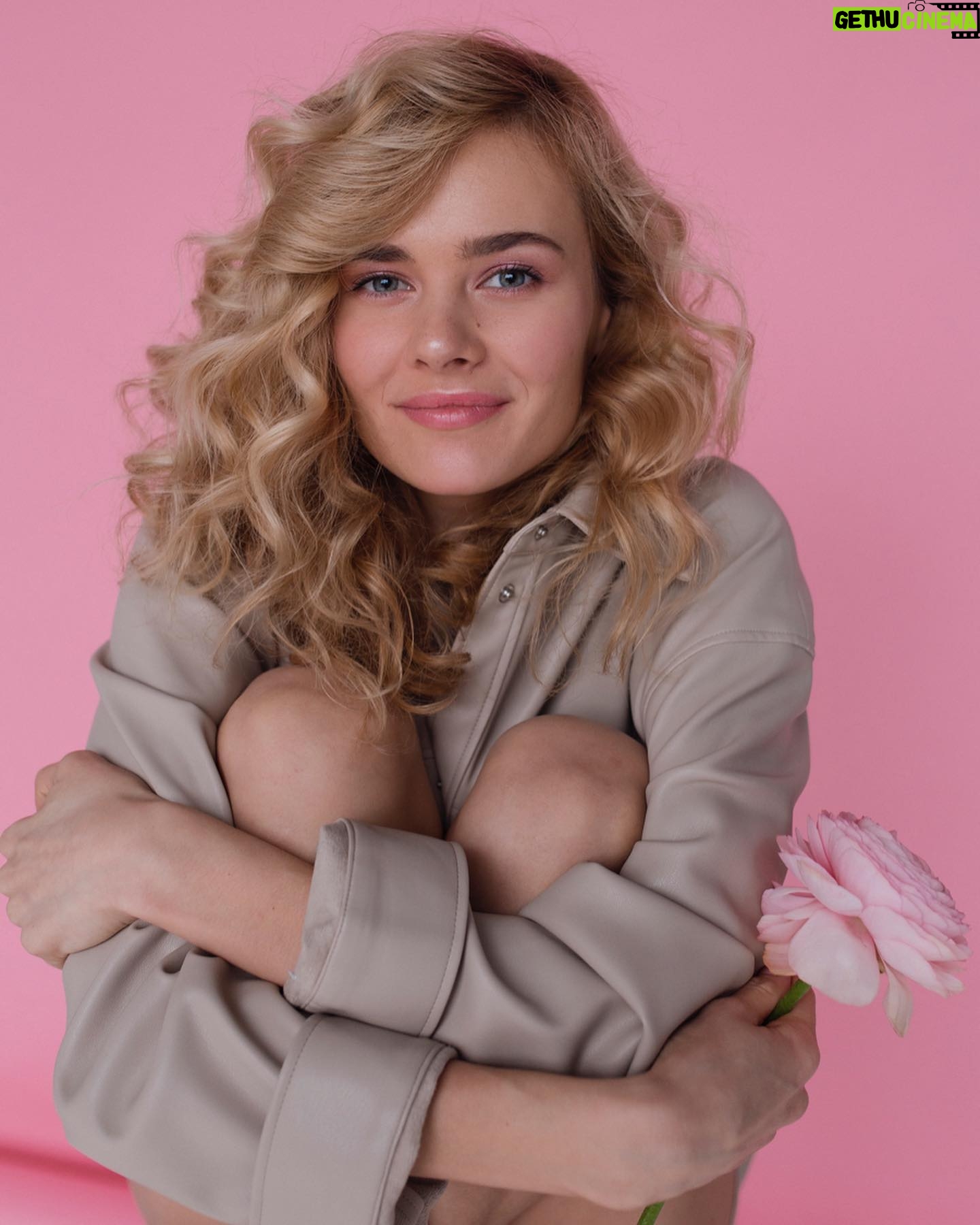 Anna Klinskaya - 723 Likes - 🌸PRO женщин
💎Женщина = природа
Глубокий океан, горные рельефы, альпийские луга, зыбучие пустыни, солнечные джунгли.
💎Женщина = вкус
Вишня, шоколад, лайм, мёд, перец
💎Женщина = запах
Море, цветы, сено, ягоды, дождь, краска.
💎Женщина = погода
Ураган, вихрь, солнце, мороз, знойная жара.
💎Женщина = эмоция
Нежность, тепло, любовь, забота, истерика, смех, страсть, сладость, боль.
💎Женщина = цвет
Яркость, свет, красный, розовый, травяной, солнечный, небесный.
💎Женщина = цветок
Ромашка, пион, роза, кактус, пальма, тюльпан, лилия...можно продолжать вечно.
💎Женщина - это удивительное произведение природы.
🌻Оставайтесь всегда такими же непредсказуемыми, красивыми, нежными, любящими и любимыми, зажигательными, неповторимыми, восхищаемыми, обворожительными, необычными и великолепными!
💕Вы украшение нашего мира!
С 8 марта💕