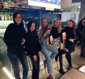 Anna Klinskaya Instagram - Соскучились по «Улице?»
Мы по вам очень!!💫
Кто угадает зачем мы встретились в этом классном местечке?😁
@ryumochnaya.moscu 
Очень приятное место, кстати😉
Там есть крутая «заманушка» -  игра в кости, где ты можешь выиграть бесплатно настойку и закуску)
Вообще, это рюмочная, но ,на удивление, там ещё и вкусно кормят😁
И для девчонок вкусные и красивые коктейли😍
Нам даже сделали подарочный промокод: УЛИЦА для вас  и будет бесплатно пунш❤️
Люблю