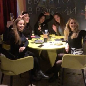 Anna Klinskaya Instagram - Соскучились по «Улице?»
Мы по вам очень!!💫
Кто угадает зачем мы встретились в этом классном местечке?😁
@ryumochnaya.moscu 
Очень приятное место, кстати😉
Там есть крутая «заманушка» -  игра в кости, где ты можешь выиграть бесплатно настойку и закуску)
Вообще, это рюмочная, но ,на удивление, там ещё и вкусно кормят😁
И для девчонок вкусные и красивые коктейли😍
Нам даже сделали подарочный промокод: УЛИЦА для вас  и будет бесплатно пунш❤️
Люблю