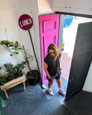 Anna-Liisa Bergström Instagram - Makaan Mäkkyrän kanssa sohvalla ja nautin aamukahvista. Hitaat aamut best🫶🏻❤️
Välillä hyvä pysähtyä ja miettiä mitä kaikkea kerennyt tapahtua puoleen vuoteen.😅Nyt on ihanaa vaan elää ”normi” arkea..Toki mitä ikinä se meillä tarkoittaakaan😂
@ellugee on ollut muutaman yön reissunpäällä ja me ollaan oltu kaksin 🐶🙋🏻‍♀️
Arkeen on kuulunut omaa treeniä, joka on salia tai juoksua. Ihanaa, että pystyn ottaan 🐶 mukaan mun lenkeille, koska hän rakastaa juosta🩷 Töitä tehty mukavasti, toki maanantai meni palautuessa kisoista.

Kuvat on viime matkalta Etelä-Afrikasta☀️Se oli matkojen matka 😂 jolloin sattui ja tapahtui. Just nyt ei ole matkustamista ikävä, koska tuli ehkä viime matkalla mitta täyteen epäonnea..polvetkin aukesi ja niistä jäi muistot 🙈mutta lämpö saisi tulla pian tänne Suomeenkin ☀️☀️☀️
Eipä mulla muuta tällä kertaa💖

Mökkeily tuntuu just nyt parhaalta😊💖