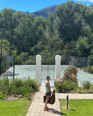 Anna-Liisa Bergström Instagram - Ihana oli tämä paikka Franschhoek😍
Ei tehty sitä perinteistä ratikka/viini kierrosta mitä suositeltiin, kun ajateltiin, että parempi jättää välistä…muuten olis mennyt seuraava päivä makoillessa. Toki kyllä me sitten poolilla muutama juoma juotiin😅

Ollaan pelattu tennistä, haikattu, uitu, syöty hyvin ja tietty nukuttu pitkiä öitä🥰🥰
Outoa meille, kun meillä on tullut rutiiniksi mennä nukkumaan ennen klo22 ja ylös klo7. Minä herään välillä jo klo6😅

Nyt matka jatkuu kohti Simons townia ja siellä luvassa ainakin pingviinien kohtaaminen
🐧✨