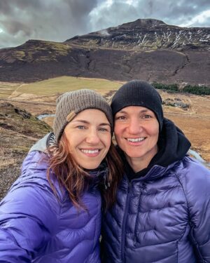 Anna-Liisa Bergström Instagram - Islanti🏔️
Yks paikka omalta bucket-listalta check ✅
Tämä on just niin upea mitä useat ovat hehkuttaneet💖

Aamulla startattiin kotoa ja heti Reykjavikiin saavuttua me hypättiin autoon ja seikkailu alkoi❤️
Tämän päivän paikat oli upeita: valtava vesiputous ja Geysirit
🥰🥰

#tiuhtinjaviuhtinmatkassa