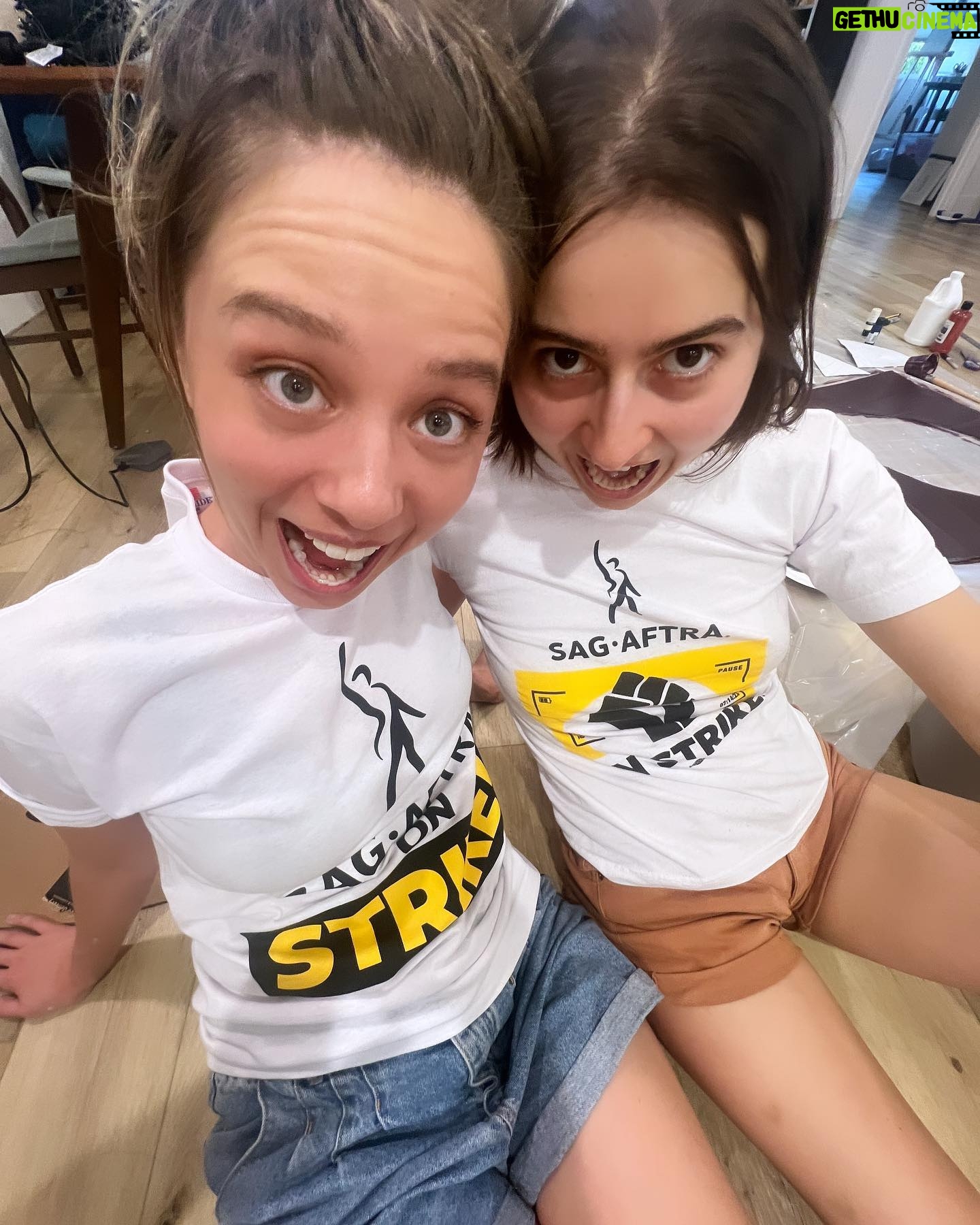 Anna Lore - 1.2K Likes - Sending love to our #negotiatingcommittee #NegCom today! #onedaylongeronedaystronger (so many crafts in the background)