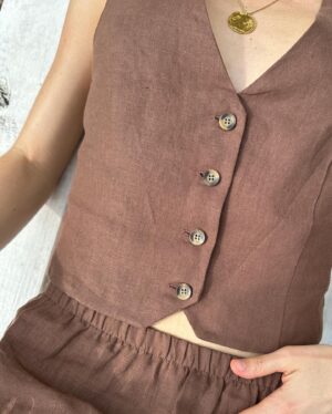 Anna Maiche Instagram - Whimsy   Row, I looove you thank you for this linen set made using eco-conscious practices 🤎
@whimsyandrow has been one of my favorite eco-conscious companies for years now. They choose low impact fabrics which use less energy, biodegrade faster than synthetic fabrics and use substantially less water to create. They also make limited quantities of each piece and use leftover fabric to create smaller pieces like scrunchies, bandanas, and bucket hats. Supporting companies that create with our planet in mind is so important and feels oh so gooooood 🌾🌻🐝