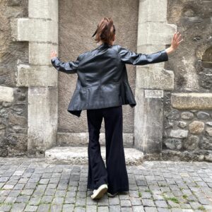 Anna Maiche Instagram - Found a new sustainable fashion brand and I love them so. @_blacktogrey strives to be a fully circular brand, avoiding the extraction of raw new materials and incorporating a recycling program into their company. They use  responsible, certified recycled, organic, and next-generation raw materials including The Loop, a yarn made from textile pre-consumer and post-consumer waste.

Their Shade Trousers are perfection 🙌🏼 Thank you for the steps you’re taking to make our fashion world more sustainable @_blacktogrey !