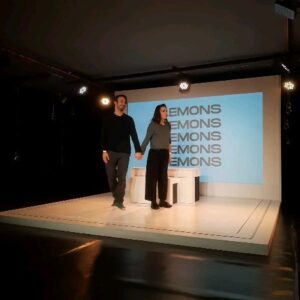 Anna Menenakou Instagram - 140 λέξεις είναι πολλές για να περιγράψω το @lemons.x5 . 5 είναι αρκετές: Ωραίο, πρωτότυπο, αλήθεια, μπράβο, συγχαρητήρια! Η υπέροχη @anna_menenakou_official και  ο θαυμάσιος @gavrelas με την ευρηματική σκηνοθεσία της @zafidimitropouloudelangel σε μια παράσταση που ο τίτλος δεν φανερώνει την αξία της. Στο @mcf.gr . @meritsa01 εκπληκτική όπως κάθε φορά! @kazamiamarkella 💛