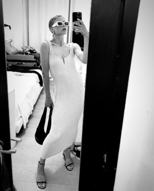 Anna Okuneva Instagram - Хочу модно одеваться, а не вот это вот все.

П.С. да-да, у меня рабочая только одна сторона. И что вы мне сделаете ?))