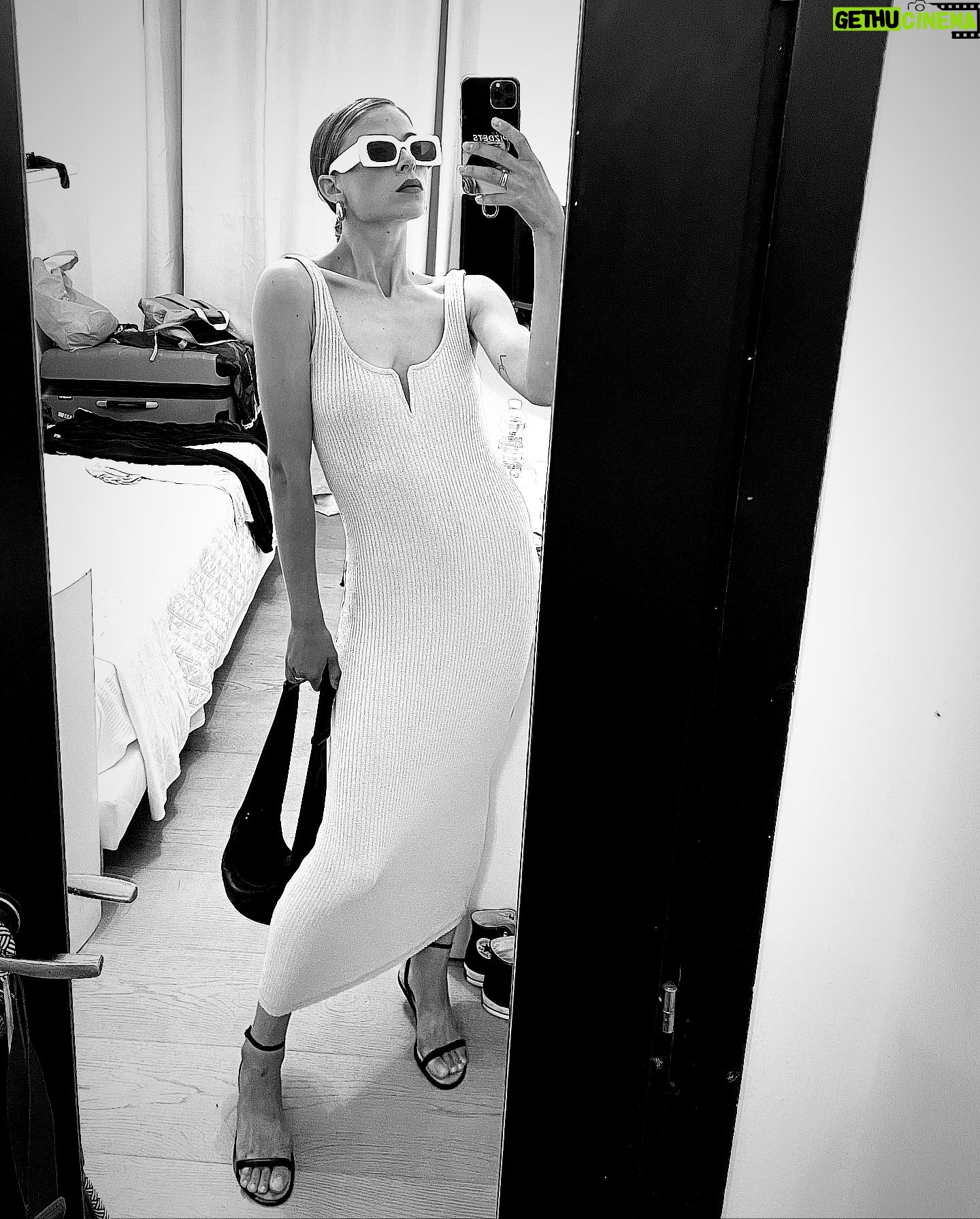Anna Okuneva - 500 Likes - Хочу модно одеваться, а не вот это вот все.
П.С. да-да, у меня рабочая только одна сторона. И что вы мне сделаете ?))