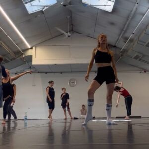 Anna Okuneva Instagram - Прошел еще один месяц гаги.
По традиции сохраняю импро после уроков на память.
И продолжаю думать как мне развить свое тело и идти в свои страхи.