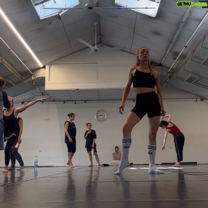 Anna Okuneva - 781 Likes - Прошел еще один месяц гаги.
По традиции сохраняю импро после уроков на память.
И продолжаю думать как мне развить свое тело и идти в свои страхи.
