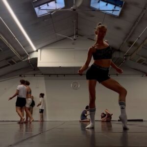 Anna Okuneva Instagram - Прошел еще один месяц гаги.
По традиции сохраняю импро после уроков на память.
И продолжаю думать как мне развить свое тело и идти в свои страхи.