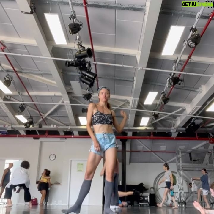 Anna Okuneva - 781 Likes - Прошел еще один месяц гаги.
По традиции сохраняю импро после уроков на память.
И продолжаю думать как мне развить свое тело и идти в свои страхи.