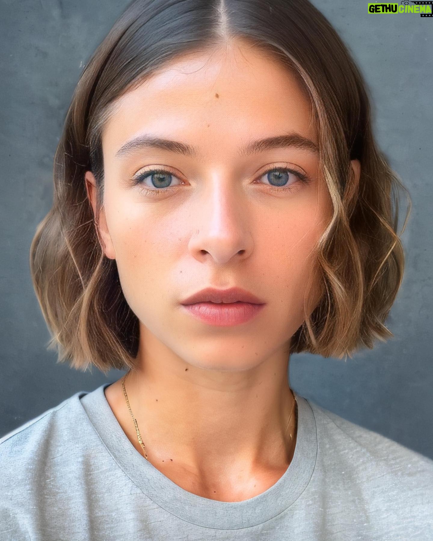 Anna Okuneva - 727 Likes - Меняюсь. На уровне искусственного интеллекта.
А вы выберите, что лучше и пишите, может сделаю в реальности.