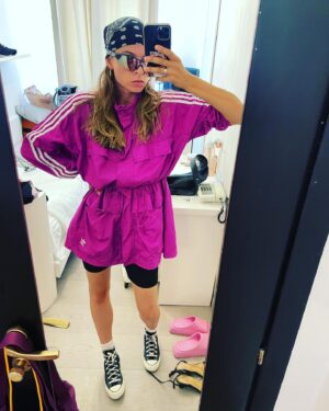 Anna Okuneva Instagram - Хочу модно одеваться, а не вот это вот все.

П.С. да-да, у меня рабочая только одна сторона. И что вы мне сделаете ?))
