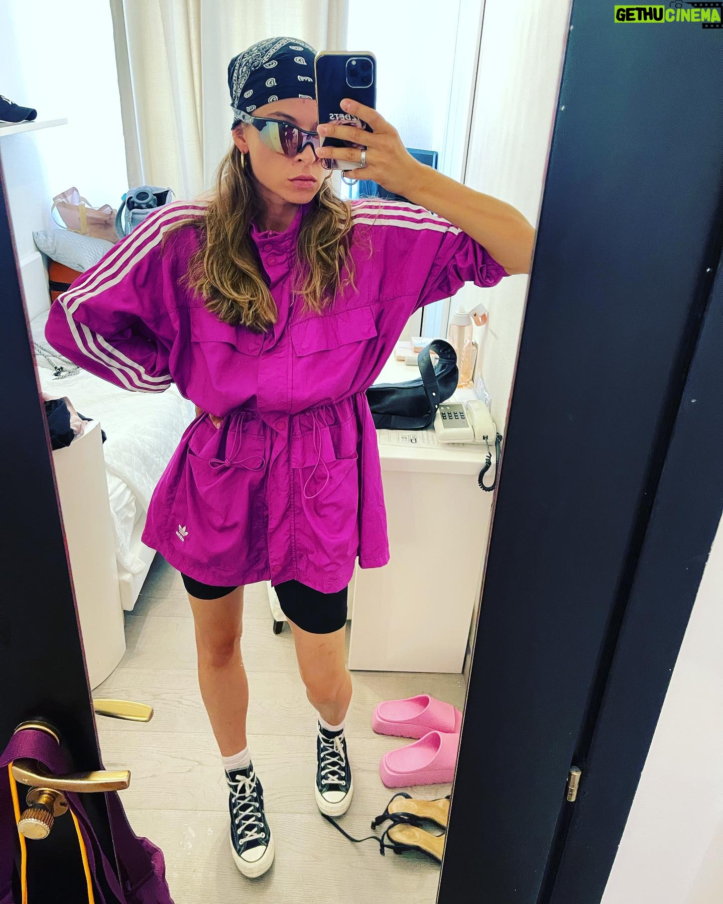 Anna Okuneva - 500 Likes - Хочу модно одеваться, а не вот это вот все.
П.С. да-да, у меня рабочая только одна сторона. И что вы мне сделаете ?))