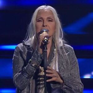Anna Oxa Instagram - ANNA OXA
SECONDA SERATA SANREMO 2023
INDOSSA ABITI UNICI 
DI GREG LAUREN:

«una continua riflessione... Quando lavoro sulla moda rifletto su chi siamo e sul perché indossiamo ciò che indossiamo. E mi piace prendere idee iconiche e reinterpretarle artisticamente, smontare ciò che credevamo di conoscere per poterlo vedere da un’altra prospettiva. In questo modo, un vocabolario che ci sembra familiare diventa un nuovo linguaggio al quale possiamo ancora sentirci connessi emotivamente».
(Greg Lauren) 
#annaoxa #oxarte #annaoxa-oxarteTv
www.lenastore.it