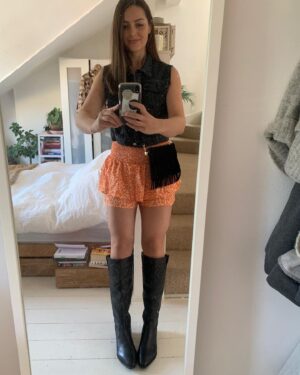 Anna Passey Instagram - Anyone else’s friendship group still try on all possible outfits ahead of an event and send to each other for help choosing?! 

* I just threw this on with at least two weeks advance planning and discussion 😹

@kate_telegramme 
@ruth.j.hough
