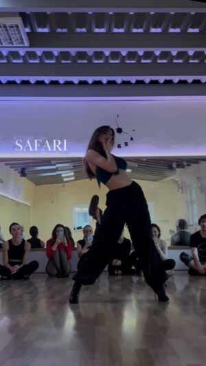 Anna Riebauerová Instagram - S A F A R I  is my new favourite.🔥

Jak se vám líbí tahle heels/latino choreo? Zopákneme někdy?🤞🏻 
Valentine triple heels workshop byl opět hot! Děkujeme, dámy, xo

jo a - video credits patří @medunka_  aka totální camera master👑 

#dance #high #heels #latin #latino #tanec #dance #dancer #tanecnice #dancevideo #choreography #samba #femininity