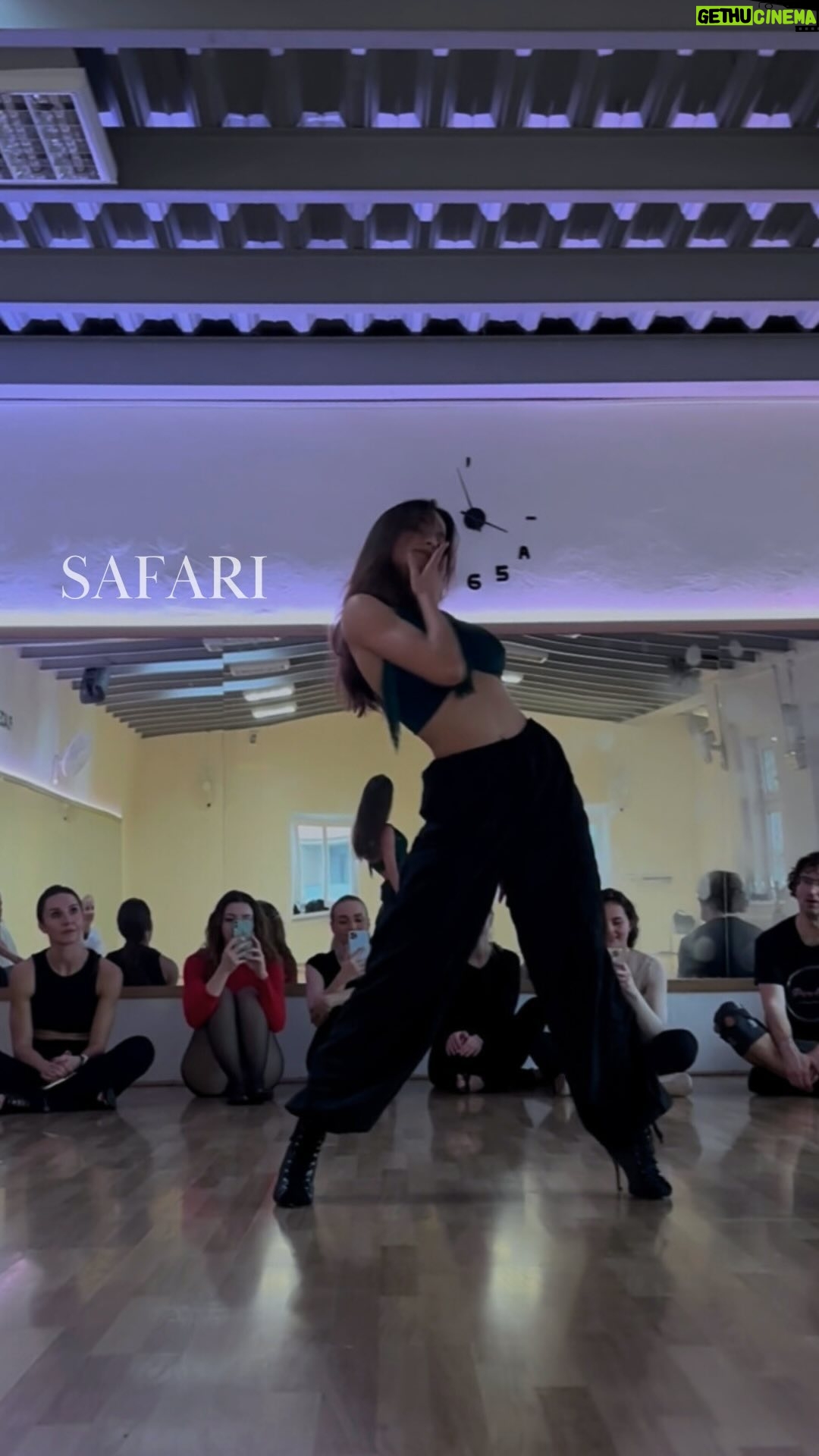 Anna Riebauerová - 1.3K Likes - S A F A R I is my new favourite.🔥
Jak se vám líbí tahle heels/latino choreo? Zopákneme někdy?🤞🏻
Valentine triple heels workshop byl opět hot! Děkujeme, dámy, xo
jo a - video credits patří @medunka_ aka totální camera master👑
#dance #high #heels #latin #latino #tanec #dance #dancer #tanecnice #dancevideo #choreography #samba #femininity