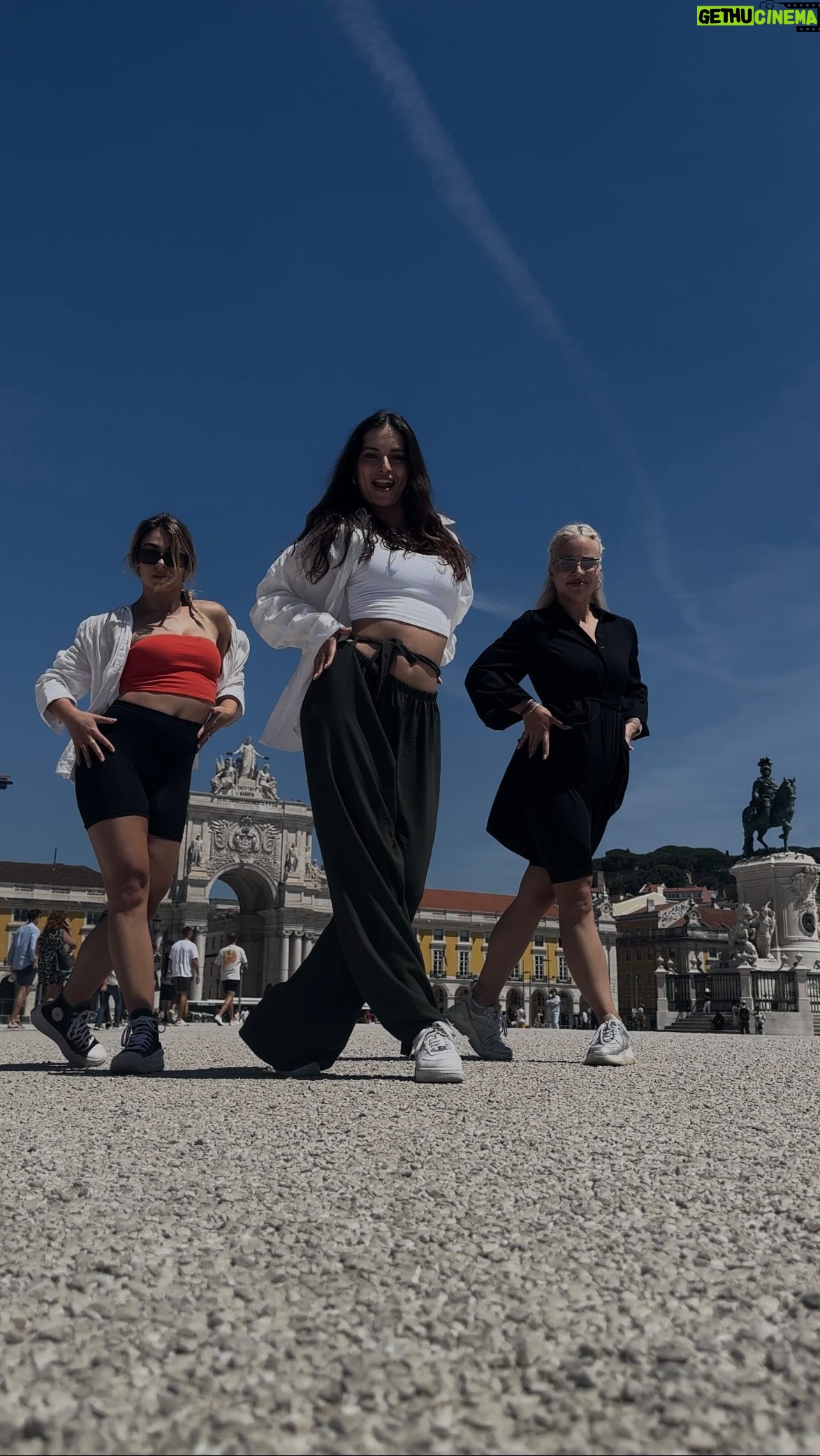 Anna Riebauerová - 2.2K Likes - to by bylo, aby tanečnice na dovolený nenatočily nějaký kvalitní tanec :-) haha☀️
ale tenhle latino trend nás baví, kdo si ho dá s náma?💃🏻
#dance #dancers #latino #latin #salsa #women #dancevideo #trend #tanec #czechgirls