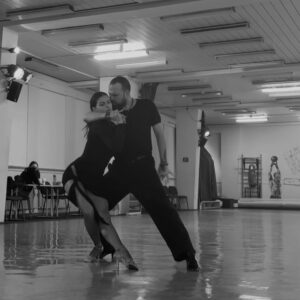 Anna Riebauerová Instagram - l8est dance diary I wanna save here🌸

1. rumba s @jan_voborsky děkuju děkuju děkuju za náš taneční čas.
2. cooking🤫
3. safe space, kde dostaneš naservírovanou choreo i self-care. a to chceš🤍 jsi poklad @kristinatukan 
4. Impro na závěr heels choreo? Ann nemůže vynechat své batucadas favoritas😋
5. Fakt ten tanec miluješ, pokud si po večerech doma neimprovizuješ na tvou oblíbenou hudbu?👀
6. heat wave s @icybuchta 🔥
7. klasické předtréninkové naladění. Hehe)

#dancer #dance #latin #girl #diary #post