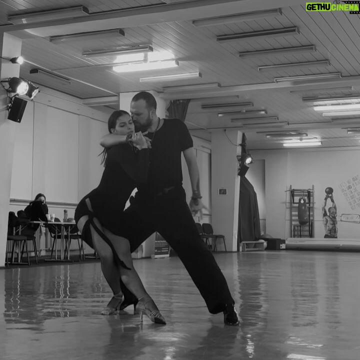 Anna Riebauerová - 1.3K Likes - l8est dance diary I wanna save here🌸
1. rumba s @jan_voborsky děkuju děkuju děkuju za náš taneční čas.
2. cooking🤫
3. safe space, kde dostaneš naservírovanou choreo i self-care. a to chceš🤍 jsi poklad @kristinatukan
4. Impro na závěr heels choreo? Ann nemůže vynechat své batucadas favoritas😋
5. Fakt ten tanec miluješ, pokud si po večerech doma neimprovizuješ na tvou oblíbenou hudbu?👀
6. heat wave s @icybuchta 🔥
7. klasické předtréninkové naladění. Hehe)
#dancer #dance #latin #girl #diary #post