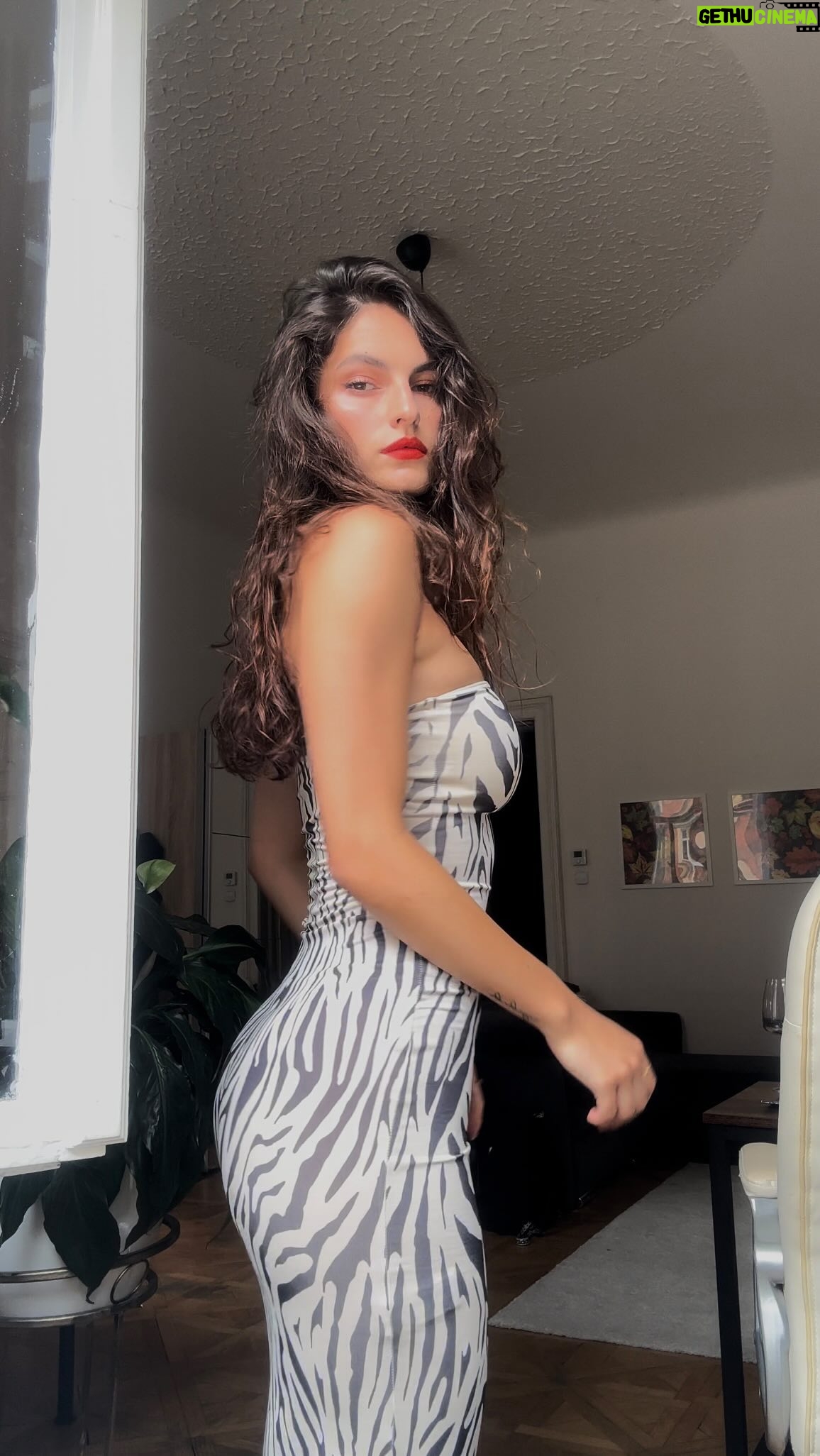 Anna Riebauerová - 2K Likes - Joo tak tohle si tady uložím. i s původním zvukem. loving the hype! aneb muže být event ještě lepší, než tohle??🥹
děkuju ještě jednou @notino_cz za pozvání! skvělej večer!
@soldejaneiro ✨
#dance #dancer #latino #dancevideo #latina #czech #tanec