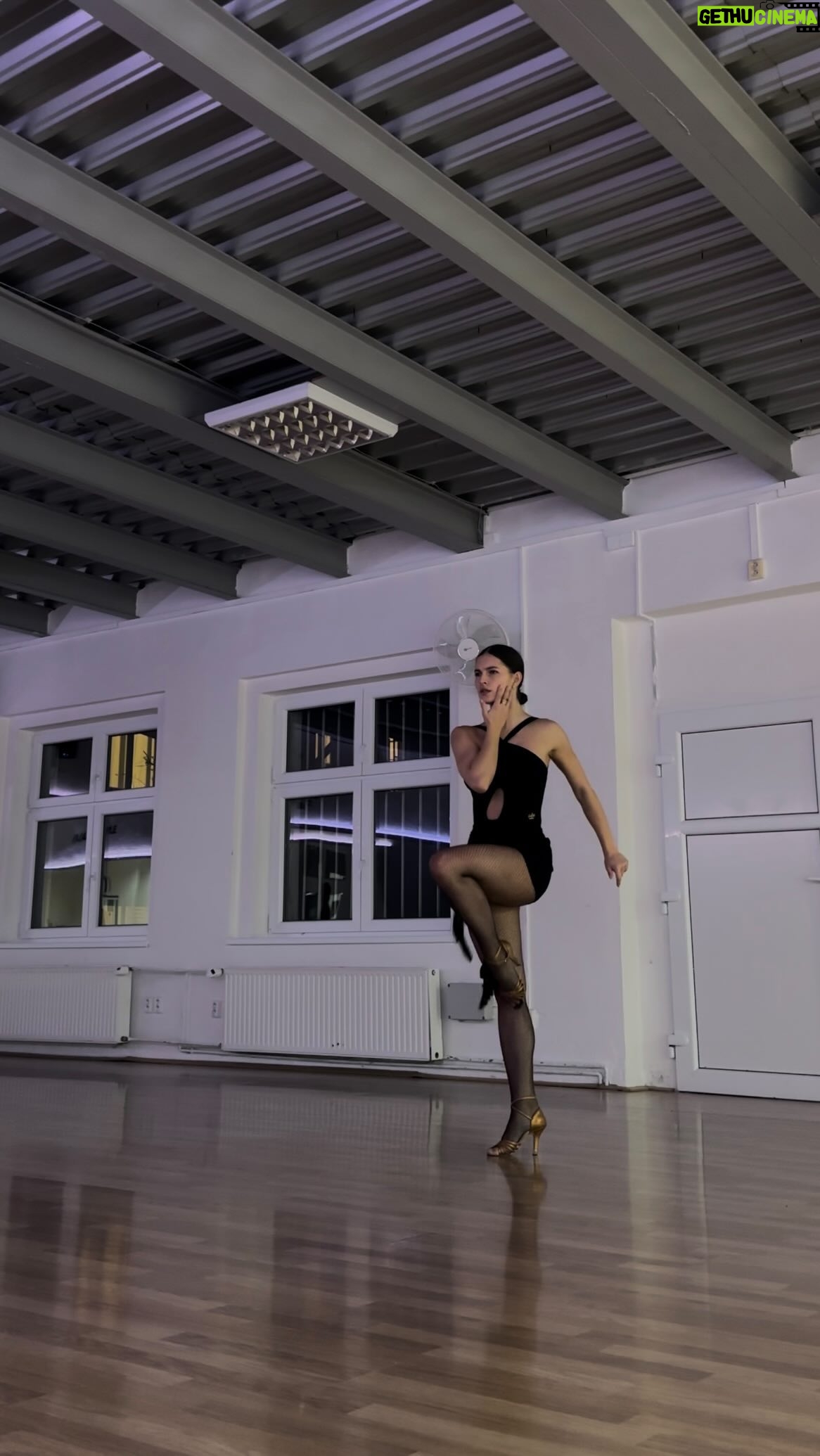 Anna Riebauerová - 1K Likes - to jsem si tak při čištění galerie uvědomila, že poslední class byla už hoodně dávno!🙃 do konce května to už nevymyslím, ale co takhle 11.5/18.5 Praha? Chtěli byste nějakou novou hot latino fusion choreo?🫦 můžete hlasovat v anketě a když bude zájem, vyhodím termín!🫶🏻
#dance #reels #dancevideo #latino #latin #dancer #tanec #chech #class #workshop