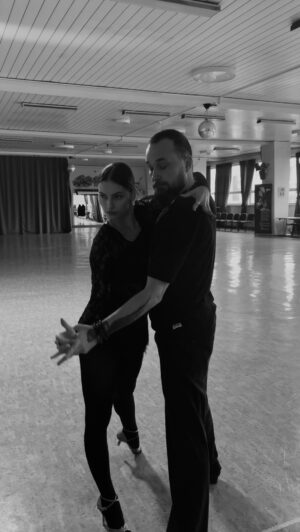 Anna Riebauerová Instagram - cooking process s Vobíkem🧑‍🍳 
& more to come🫶🏻

#samba #choreography #dancevideo #latino #latina #tanec #czechdancer #latin #dance #style #life