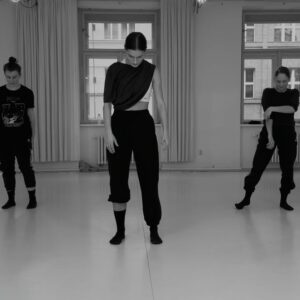 Anna Riebauerová Instagram - l8est dance diary I wanna save here🌸

1. rumba s @jan_voborsky děkuju děkuju děkuju za náš taneční čas.
2. cooking🤫
3. safe space, kde dostaneš naservírovanou choreo i self-care. a to chceš🤍 jsi poklad @kristinatukan 
4. Impro na závěr heels choreo? Ann nemůže vynechat své batucadas favoritas😋
5. Fakt ten tanec miluješ, pokud si po večerech doma neimprovizuješ na tvou oblíbenou hudbu?👀
6. heat wave s @icybuchta 🔥
7. klasické předtréninkové naladění. Hehe)

#dancer #dance #latin #girl #diary #post