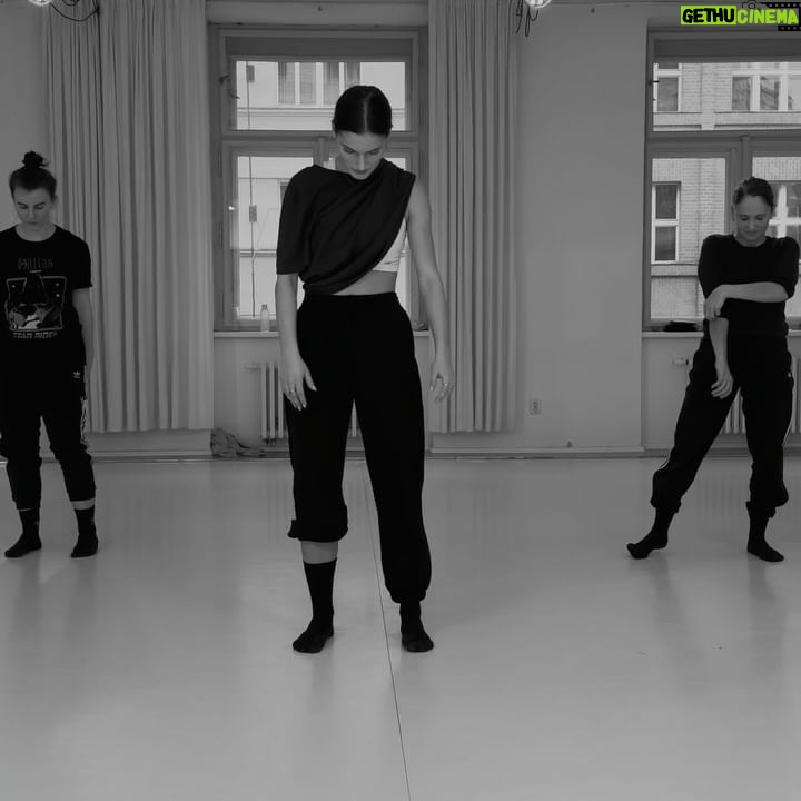 Anna Riebauerová - 1.3K Likes - l8est dance diary I wanna save here🌸
1. rumba s @jan_voborsky děkuju děkuju děkuju za náš taneční čas.
2. cooking🤫
3. safe space, kde dostaneš naservírovanou choreo i self-care. a to chceš🤍 jsi poklad @kristinatukan
4. Impro na závěr heels choreo? Ann nemůže vynechat své batucadas favoritas😋
5. Fakt ten tanec miluješ, pokud si po večerech doma neimprovizuješ na tvou oblíbenou hudbu?👀
6. heat wave s @icybuchta 🔥
7. klasické předtréninkové naladění. Hehe)
#dancer #dance #latin #girl #diary #post