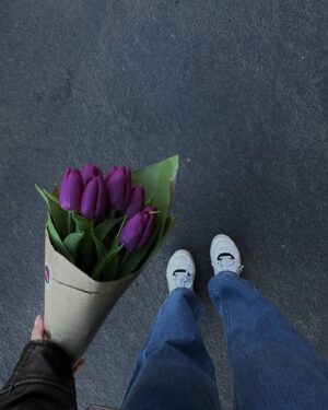Anna Riebauerová Instagram - jaro, žití & soul classics = current mood🌸 

a jaký je tvoje nejoblíbenější období v roce?🥹

#spring #mood #weather #sunshine #tulips #positive #vibes #life