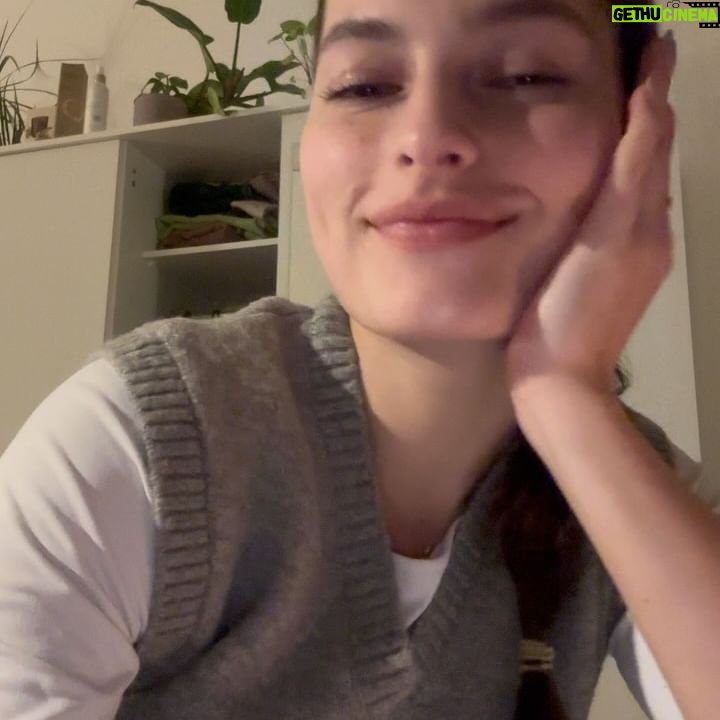 Anna Riebauerová - 1K Likes - A love letter to my beloved friends🤍 I love you & I am beyond grateful for you.
Latest foto vzpomínky - 2024 je zatím nádhernej rok, navzdory mnoha ošklivostem, hlavně díky takovým setkáním, jako jsou tato (škoda, že mě tu insta omezuje na deset snímků🥺). Je naplňující vidět se s přáteli, na které jsem, mou chybou, neměla nikdy tolik času. A být s nimi i duchem, vnímat je. Ne jen z “povinnosti” hodit společný kafe, aby se neřeklo. Je tak krásný prožívat s váma přítomný okamžiky a pak odcházet nabitá na další dny. Děkuju, že tu se mnou jste, miluju vás fakt moc🌸 a přeju vám, i všem ostatním, krásnýho Valentýna, ať ho trávíte jakkoliv a s kýmkoliv. Love, A.
@elipohlova @_katerina_van waiting for new pics, missing you so bad🥺