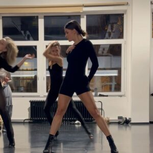 Anna Riebauerová Instagram - l8est dance diary I wanna save here🌸

1. rumba s @jan_voborsky děkuju děkuju děkuju za náš taneční čas.
2. cooking🤫
3. safe space, kde dostaneš naservírovanou choreo i self-care. a to chceš🤍 jsi poklad @kristinatukan 
4. Impro na závěr heels choreo? Ann nemůže vynechat své batucadas favoritas😋
5. Fakt ten tanec miluješ, pokud si po večerech doma neimprovizuješ na tvou oblíbenou hudbu?👀
6. heat wave s @icybuchta 🔥
7. klasické předtréninkové naladění. Hehe)

#dancer #dance #latin #girl #diary #post
