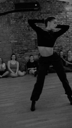 Anna Riebauerová Instagram - @jlo & @heelingbymichaela made me do it./🫦

Míšo, tvoje lekceee❤️‍🩹 miluju.

🧠 @heelingbymichaela 
🎥 @katkasugar 
🏛️ @tanecni_sector 

#dance #dancer #heels #feminine #energy #tanec #dancevideo #hot #style #lifestyle #heelsdance