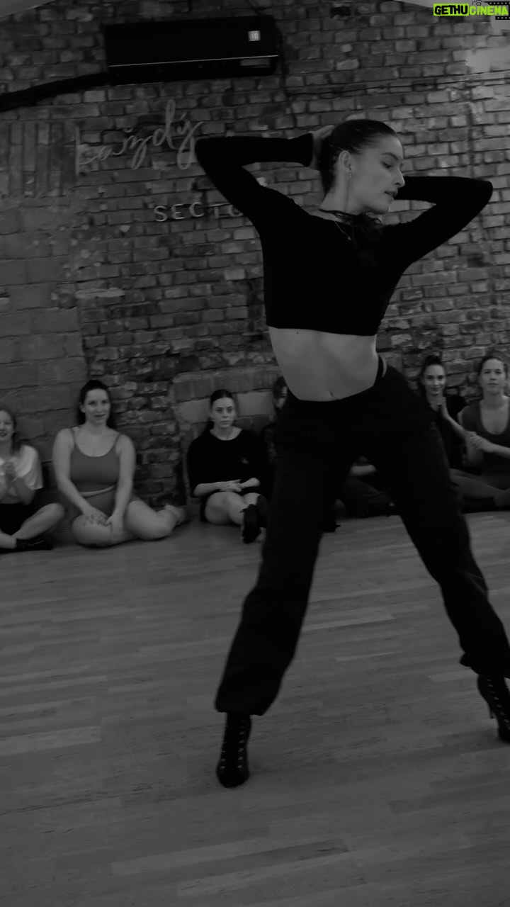 Anna Riebauerová - 2K Likes - @jlo & @heelingbymichaela made me do it./🫦
Míšo, tvoje lekceee❤️🩹 miluju.
🧠 @heelingbymichaela
🎥 @katkasugar
🏛️ @tanecni_sector
#dance #dancer #heels #feminine #energy #tanec #dancevideo #hot #style #lifestyle #heelsdance