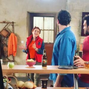 Anne-Elisabeth Blateau Instagram - 🎤💃🤣 #scenesdemenages @david_mora_officiel @johanndionnet #thing #chanteuse #façonblancheneige #trying