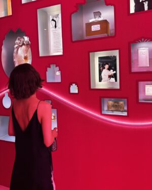 Anne Nakamura Instagram - ミスディオール展覧会 🎀
ある女性の物語が6月16日(日)から7月15日(月・祝)まで
東京六本木ミュージアムにて開催です🇯🇵！

@DIORBEAUTY
@DIOR
#ミスディオール展覧会
#MISSDIOR
#DiorJoaillerie
#SupportedByDior