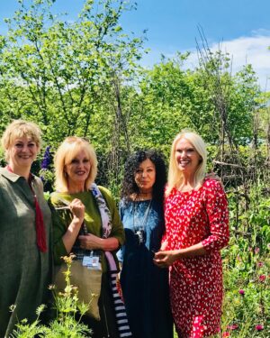 Anneka Rice Instagram - Getting ready for all the Chelsea coverage and remembering I had a garden in 2017 with @sarahravensgarden and Anita Roddick. Literally a major major highlight of my life. It was called the Anneka Rice Colour Cutting Garden. I mean! I loved every single moment of it, from getting up at 4am with Sarah to get cut flowers from the market, to planning, planting, sweeping and pruning, to meeting so many wonderful garden lovers over the week. Including a dollop of royalty. IT WAS INTENSE!!! Hope I’ve managed to post several pics here 😬. So envious of the Chelsea gang this year … #chelsea #chelseaflowershow @bbc