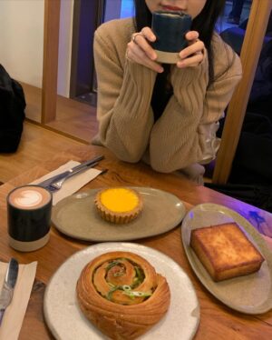 Anni Hung Instagram - :
年初的生活，有好好吃飯、好好睡覺、好好思考🐈‍⬛