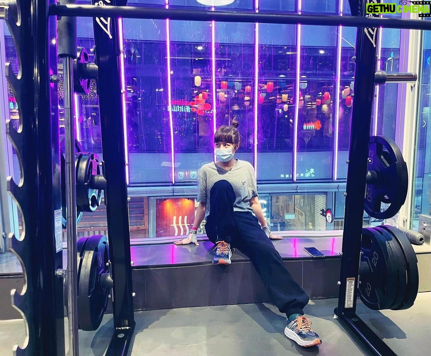 Annie Liu - 299 Likes - 就這樣又要過一年了.
但我還沒做好心裡準備.