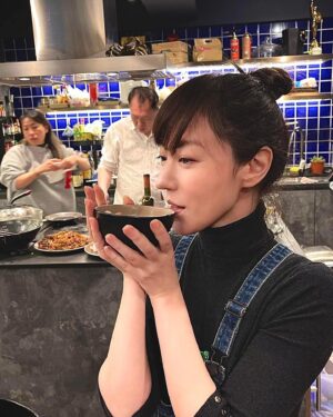 Annie Liu Instagram - 當有些人煮到滿頭大汗的時後, 你卻在面前悠哉的喝湯.

#討打的節奏