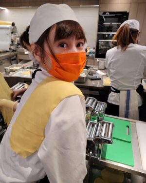 Annie Liu Instagram - Today we learn about making pasta
It was too cold, I wear my pasta like a scarf👩‍🍳
#disciplesescoffier