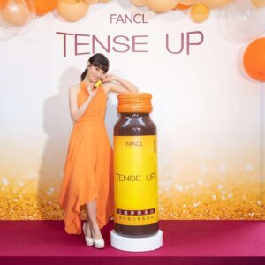Annie Liu Instagram - 想看起來年輕
皮膚就要夠彈滑
首要條件是有足夠嘅膠原蛋白!
我飲了好多年 @fanclhk_official #TenseUp 啦
等皮膚吸收日本專利「三肽膠原蛋白」
好開心皮膚keep到彈滑，又有光澤！

Dress: @thewardrobista
Hair: @xenter.hk 
Make up: @annieg_makeup 

#年輕可以彈返嚟 
#FANCL無添加HK #0防腐劑
