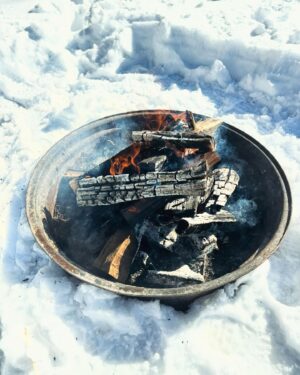 Annie Starke Instagram - Fresh snow, cold beers n’ venison stew… friends come on back cuz I’m missing you ❤️‍🔥
