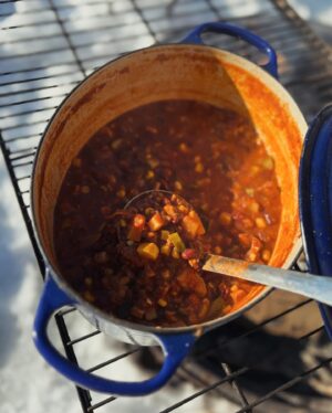 Annie Starke Instagram - Fresh snow, cold beers n’ venison stew… friends come on back cuz I’m missing you ❤️‍🔥